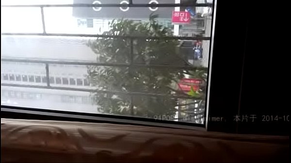 中国浩哥干闺蜜，饭桌底下疯狂操