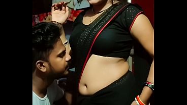 Desi Bhabhi Saree Me Navel Dikha Ke Romance Kare, Garmi Aur Sexy