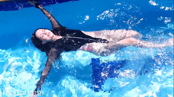 Bikini Basah Kuyup Jessica Bunny Di Dasar Kolam, Tubuhnya Menggelinjang Liar.