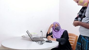 Bankir Hijab Montok Digocok Sama Petani Desa, Crot Di Dalem, Ngewe Desa Bikin Makin Liar