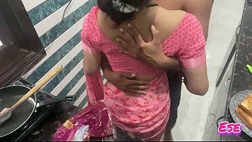 Bokep Desi Bhabhi Ngocok Di Dapur Lagi Masak, Sambil Nungguin Suami Pulang.