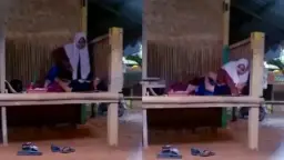 Abg Hijab Tersipu Muncrat Kencang Di Gubuk