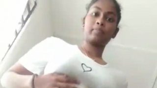 Bokep Tamil Cewek Cabut Baju Sambil Mainin Memek Basah.