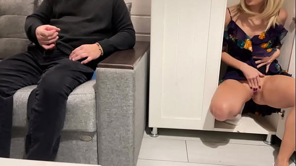 Ibu Tiri Ngintip Anak Tiri Nonton Bokep Sambil Col*i, Lalu Dia Nge*ok Habis-habisan
