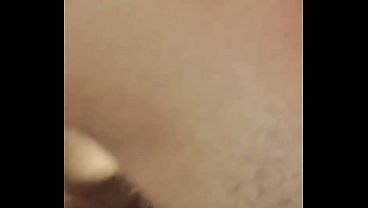 سعودي متلذذ يشوف مرته تنتمس قدامه وهو يتابع سكس عربي نار، دياثة سعودية نار 🔥