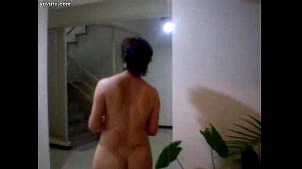 Perempuan Tua Cina, Pantat Besar, Siram Tanaman Basah Kuyup