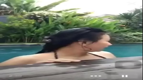 Live Colok Di Kolam Renang Sambil Siaran Langsung, Bikin Makin Hot