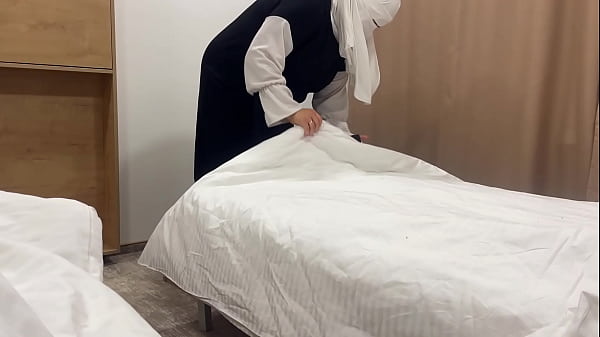 Pembantu Arab Menggoda Tamu Hotel Di Kamar Dengan Memek Sempitnya Yang Basah