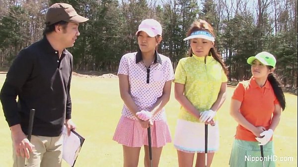 Cewek-cewek Asia Muda Main Golf Tanpa Busana, Montok-montok Bergoyang
