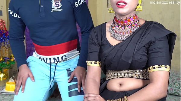 Ibu Tiri India Yang Genit, Di Hari Ulang Tahunnya Diajak Main Di Ranjang, Cerita Panas Desi Dalam Bahasa Hindi.